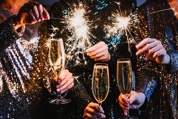 Gäste stoßen mit Sekt und Wunderkerzen an